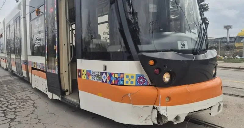 Eskişehir’de otomobille tramvay çarpıştı: 2 yaralı