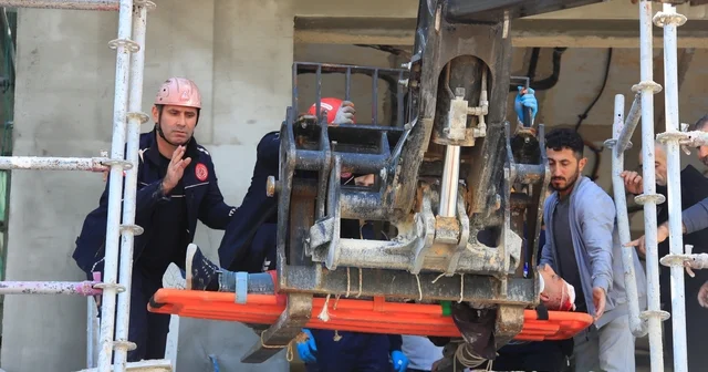 Demir iskeleden düşen inşaat işçisi yaralandı İlk müdahalesi yapılan yaralı, inşaat alanındaki iş makinesinin kepçesine bağlanan sedyeyle indirildi Antalya Haberleri