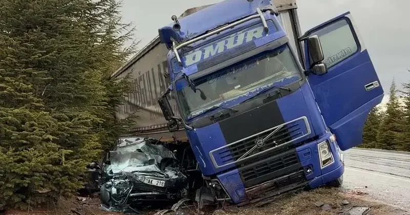 TIR’ın otomobile çarpıp sürüklediği kaza kamerada: 1 ölü, 2 yaralı