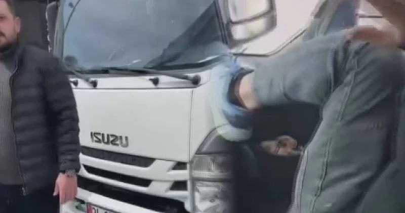 Yol verme tartışmasında sürücüler birbirine girdi! Hakaret ederek saldırdı