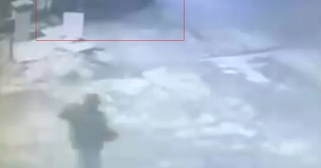 Beton bariyere çarpan otomobil kazası güvenlik kamerasında Zonguldak Haberleri