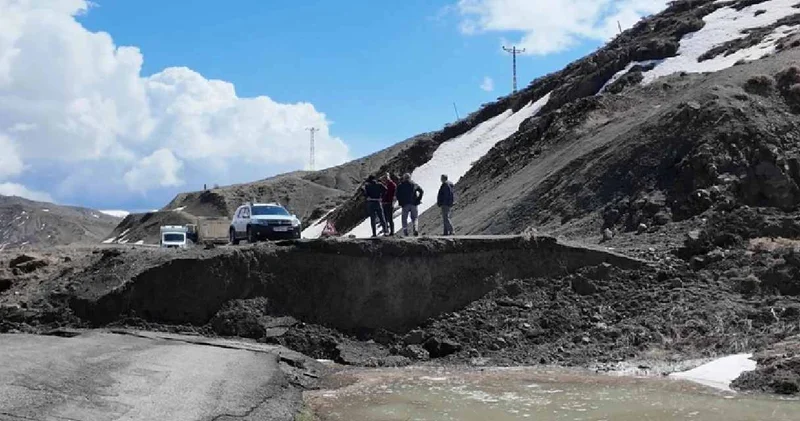 Sağanaktan sonra yol çöktü! Depremi anımsatan görüntüler