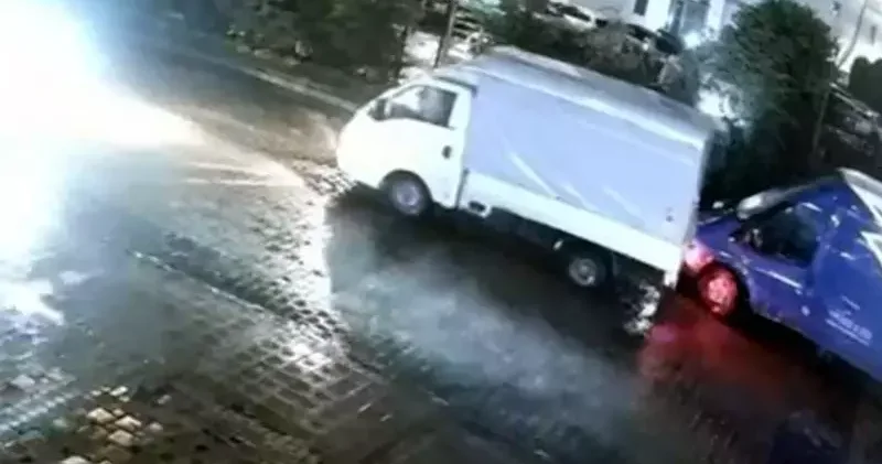 Avcılar’da park halindeki minibüse çarptı; hasarı kontrol edip yoluna devam etti