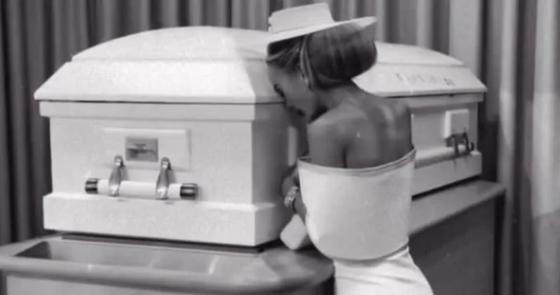 Sosyal medya fenomeninin kızının cenazesindeki görüntüsüne tepki yağdı