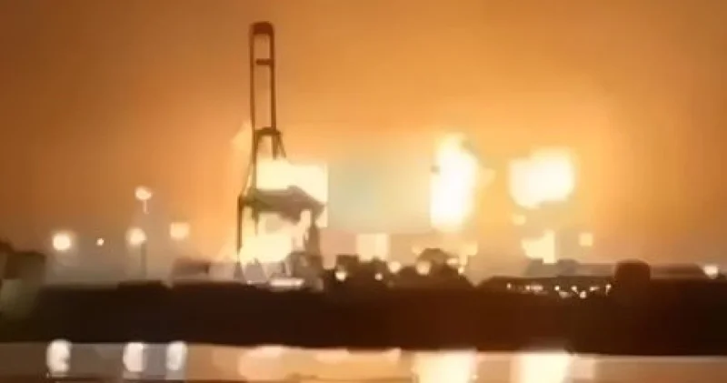 Basra Körfezi nde mermi isabet eden petrol tankerinde yangın Dış Haberler