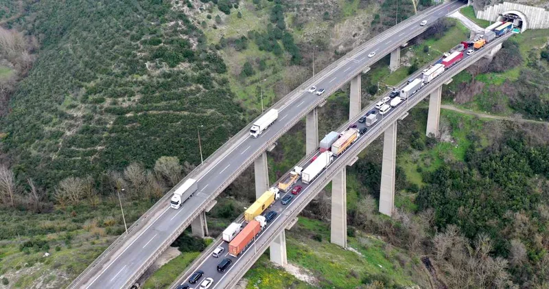 İzmit te 4 araçlı zincirleme kaza!
