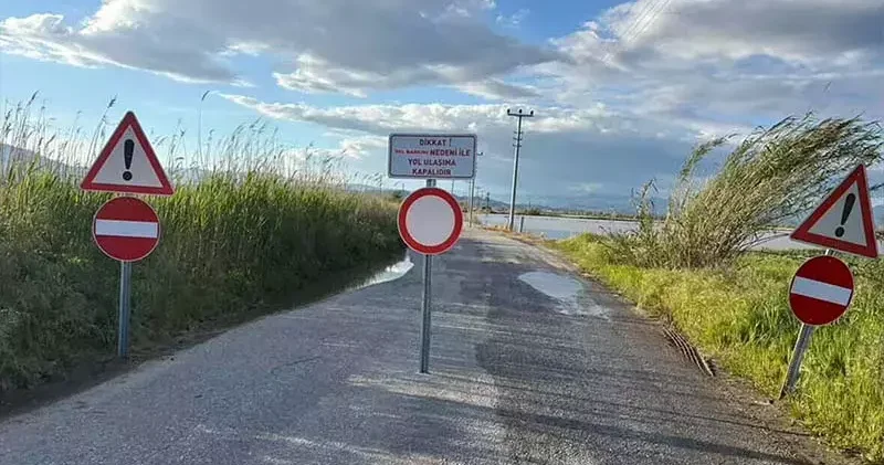 Menderes taştı, yol ulaşıma kapandı