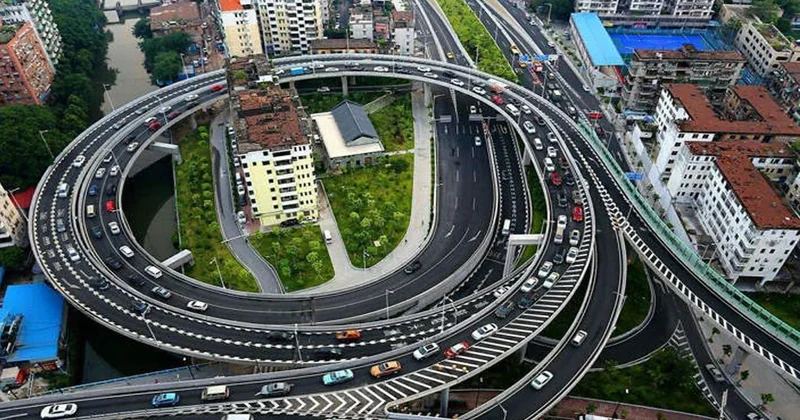 Sekiz katlı bina, dev bir yolun tam ortasında tek başına kaldı Sözcü Gazetesi