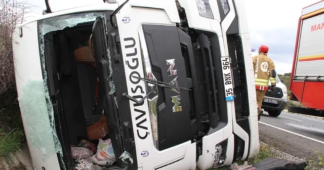 Tanker, yağmur suyu tahliye kanalına devrildi: 1 i ağır, 3 yaralı Manisa Haberleri