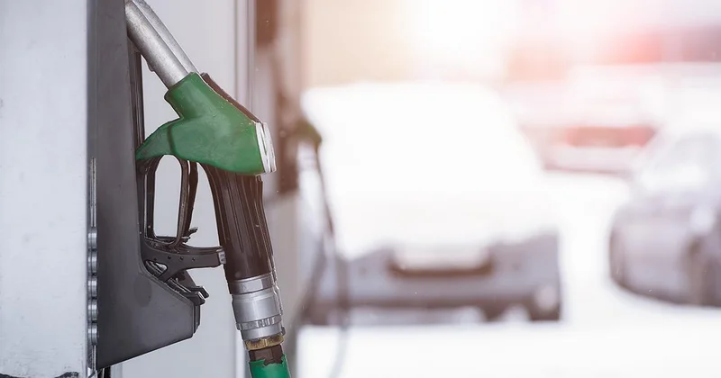 ABD de ortalama benzin fiyatı 2022 den bu yana ilk kez 4 doların üzerine çıktı