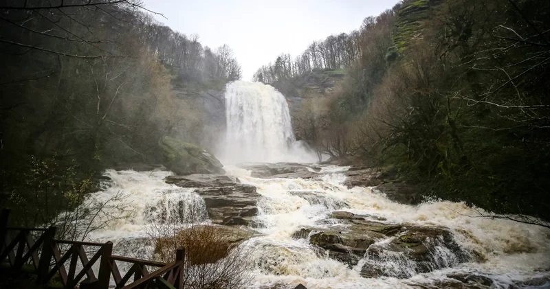 Fay kırığıyla oluşan Suuçtu Şelalesi bahar yağışlarıyla coştu