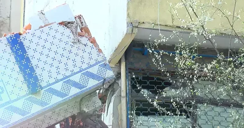 Sultangazi de kentsel dönüşüm kapsamında apartman yıkıldı; yandaki binada hasar oluştu