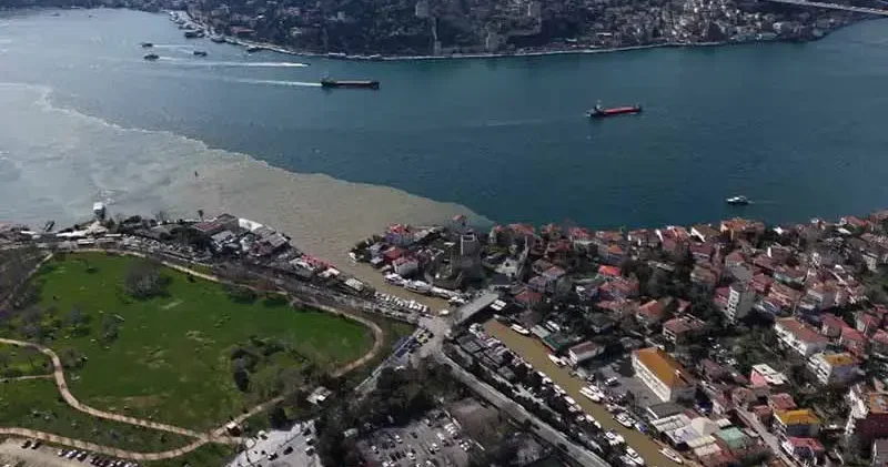 Sağanak sonrası İstanbul Boğazı’ndaki renk değişimi havadan görüntülendi