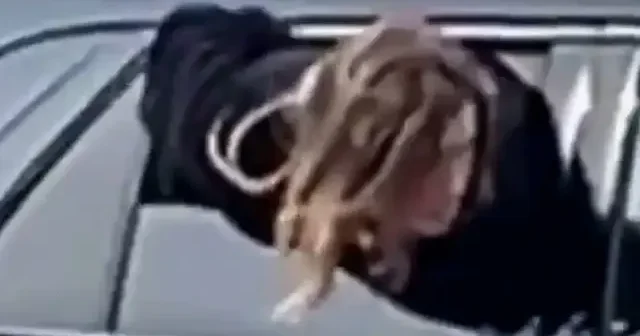 ABD’de film gibi kaçış anları: Kadın şüpheli polis aracından süzülüp firar etti VİDEO İZLE