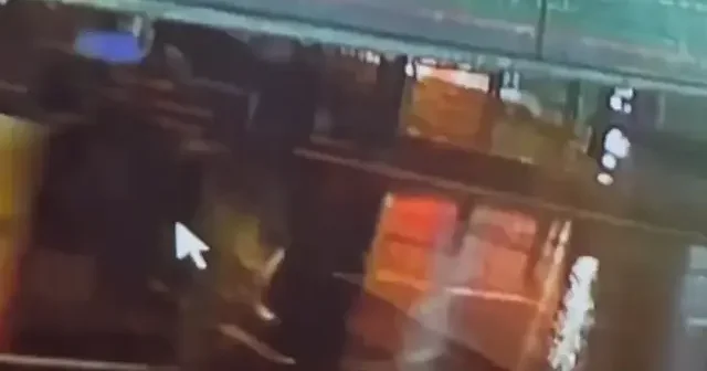 Üsküdar’da yürekleri ağza getiren kaza: Yolun karşısına geçen yayaya İETT otobüsü çarptı VİDEO İZLE