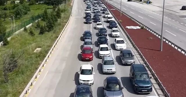 Tatilin son günü kilit kavşak Kırıkkale de dönüş trafiği havadan görüntülendi VİDEO İZLE
