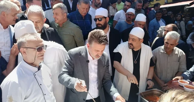 Asırlık köfteli çorba geleneği bu yıl da devam etti Bursa Büyükşehir Başkan Vekili Şahin Biba da asırlık çorba dağıtımına katıldı Bursa Haberleri