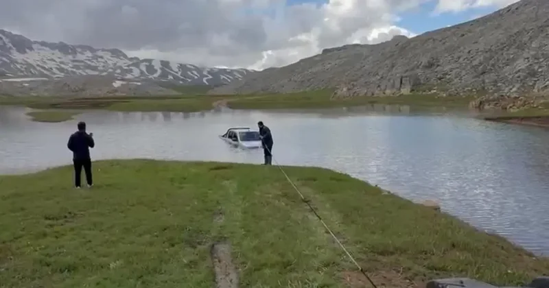Göletten geçmek isterken aracıyla mahsur kaldı, yardımına arkadaşları yetişti