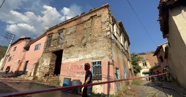 Bayındır da metruk binada yangın paniği İzmir Haberleri