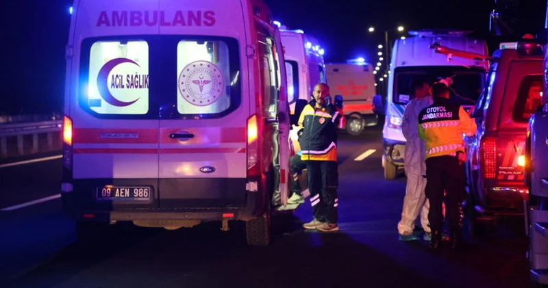 Bariyerlere çarptı! 3 ölü, 20 yaralı...