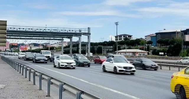 Bayram dönüşü başladı: Çamlıca Gişeleri nde trafik yoğunluğu oluştu VİDEO İZLE