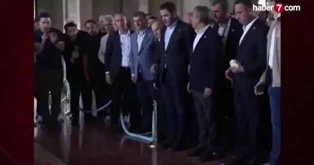 Özgür Özel in çelenk şovu hüsrana döndü! Anıtkabir de ilginç anlar