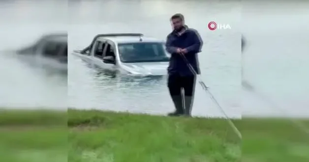 Aracıyla göletten geçmek isteyen vatandaşlar suda mahsur kaldı!