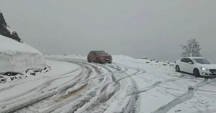 Yaz mevsimine 1 gün kala kar sürprizi! Ünlü geçiş güzergahı beyaza büründü, ulaşım aksadı