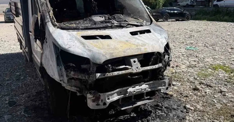 Siirt’te park halindeki kamyonet yandı