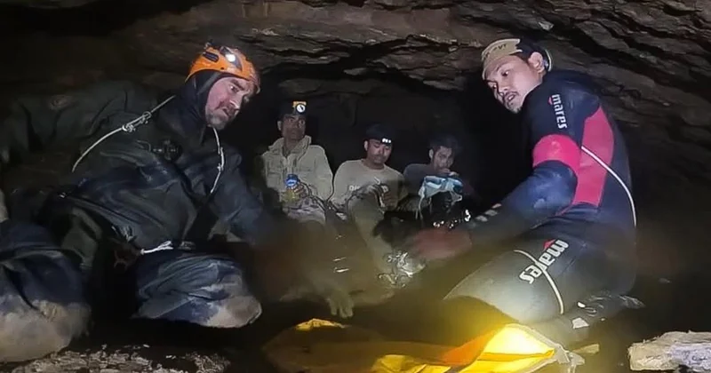 Laos’ta mağara mucizesi: Mahsur kalan madenciler kendi imkanlarıyla kurtuldu