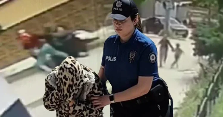 Pervasızlığın böylesi! Kaldırımda oturan kadının yanına yaklaştı, boynundan alıp kaçtı