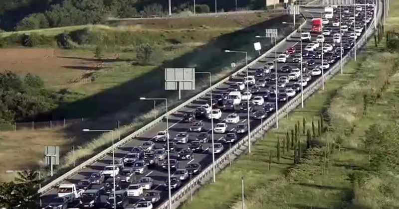 Tatilciler dönüş yolunda! Tekirdağ ve İzmit yolunda trafik kilit
