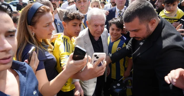 Aziz Yıldırım: İki santrforla prensipte anlaştık Fenerbahçe Kulübü Başkan Adayı Aziz Yıldırım: Şampiyonlar Ligi müziğini özledik Aziz Yıldırım Kocaeli de Fenerbahçelilerle buluştu Kocaeli Haberleri