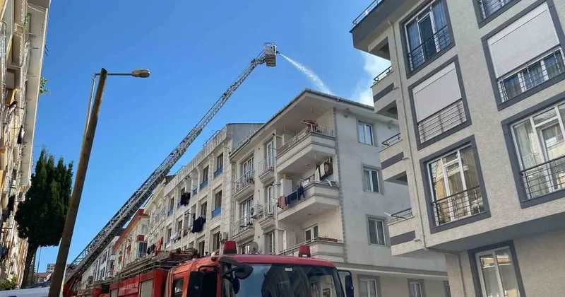 Küçükçekmece’de korkutan çatı yangını