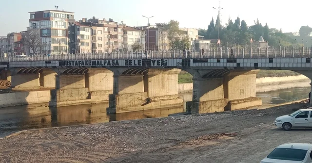 Köprüdeki dökülmüş yazı Mustafakemalpaşa da bakımsızlığın sembolü oldu Mustafakemalpaşa nın göbeğinde rezalet, köprüde asılı ilçenin adı harf harf dökülüyor Bursa Haberleri