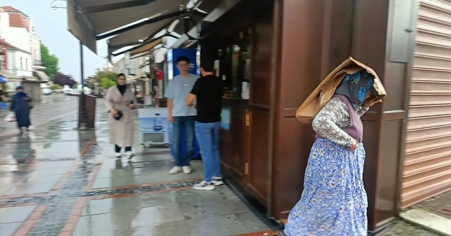 Edirne de sağanak yağış: Vatandaşlar karton ve poşetle yağmurdan korunmaya çalıştı Edirne Haberleri
