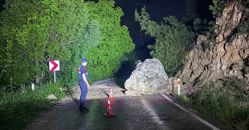 Kaya düşmesi sonrası yol ulaşıma açıldı