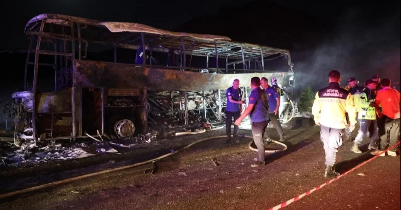 Denizli de bariyerlere çarparak yanan yolcu otobüsündeki 3 kişi öldü, 20 kişi yaralandı Sözcü Gazetesi
