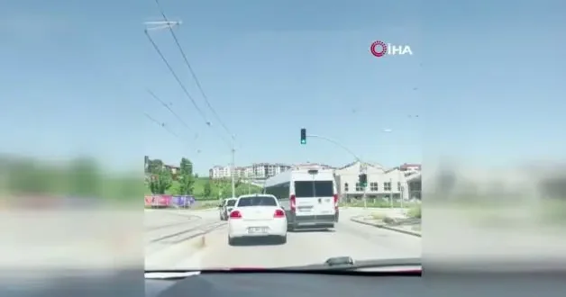Servis aracı trafiği birbirine kattı! Muhtemel kaza ucuz atlatıldı