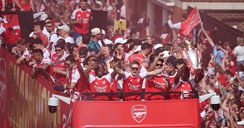 Arsenal, şampiyonluğu taraftarlarıyla kutladı!