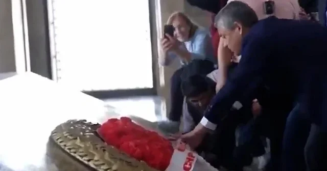 Özgür Özel protokolü hiçe saydı: Şovuna Anıtkabir’de devam etti VİDEO İZLE