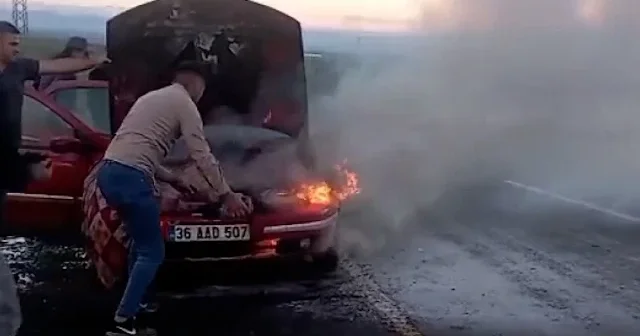 Kars ta seyir halindeki otomobilde çıkan yangın söndürüldü VİDEO İZLE