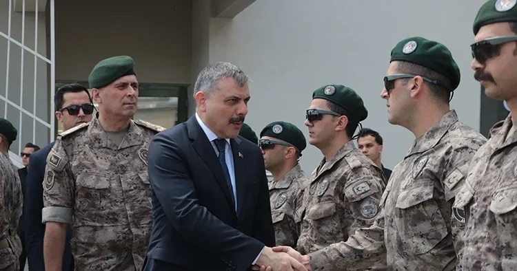 Bakan Çiftçi, özel harekat polisleriyle bayramlaştı