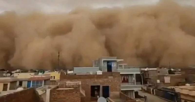 Hindistan’ın Rajasthan eyaletindeki Churu kentini kum fırtınası vurdu