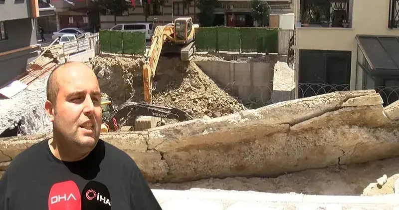 Kağıthane’de inşaatta çalışan iş makinesi yan binanın balkonunu yıktı: Deprem oluyor zannettik