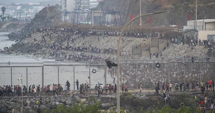 İspanya da kriz hızla derinleşiyor: Ceuta ya 24 saatte 60 bin göçmen akın etti! İspanya Başbakanı Sanchez orduyu görevlendirdi