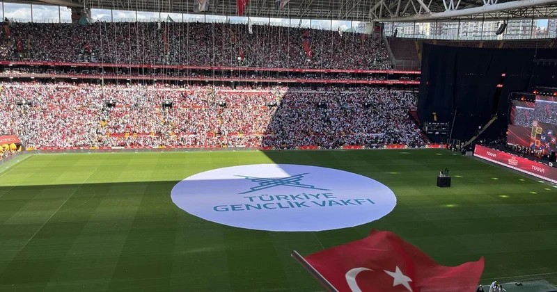 Stadyum hıncahınç dolu! TÜGVA Yaz Okulları final programı RAMS Park ta yapılıyor