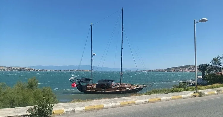 Ayvalık ta kuvvetli rüzgar; tonozdan kopan yelkenli kıyıya vurdu