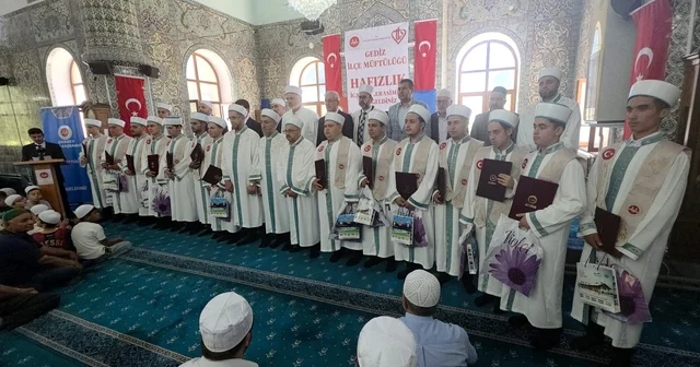 Kütahya da 15 hafız için icazet merasimi Diyanet İşleri Başkan Yardımcısı Dr. Hafız Osman Şahin: Kur an ı Kerim i okumayı bilmeyen kimse kalmamalı Kütahya Haberleri Habertürk Yerel Haberler