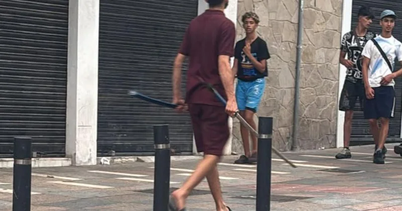 İspanya ya kaçak giren Faslı göçmen, elinde kılıçla görüntülendi